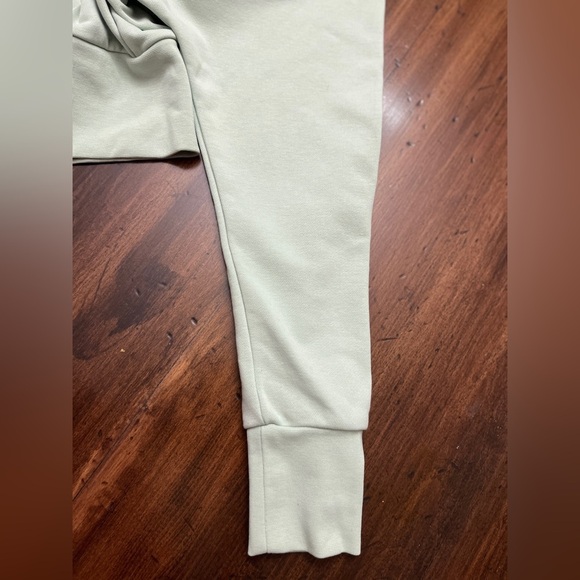 Nike Embossed Cropped Crewneck‎ Sweatshirt Size XS Sage Green Athleisure School - Picture 2 of 13